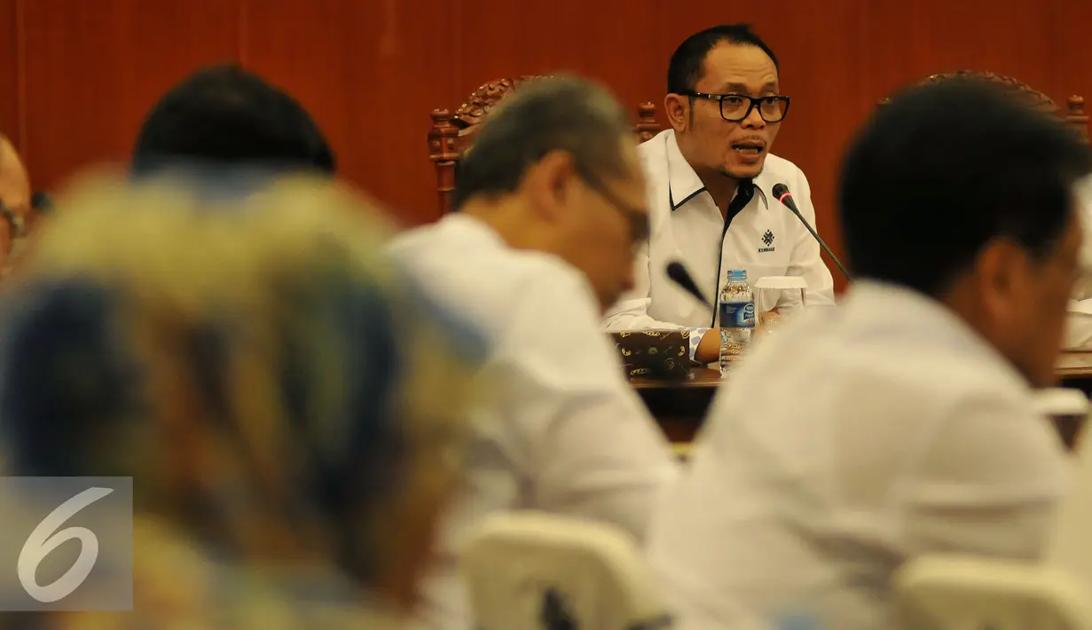 Menteri Ketenagakerjaan Muhammad Hanif Dhakiri saat memimpin rapat pimpinan di Kemenaker, Jakarta, Rabu (1/6). Rapat membahas tindak lanjut hasil lawatan Menaker ke Timur Tengah, Arab Saudi, Qatar dan Uni Emirat Arab. (Liputan6.com/Johan Tallo)
