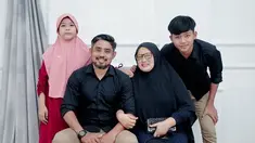 Timnas Indonesia U-17 memiliki striker tajam di ajang Piala Dunia U-17. Striker tersebut bernama Arkhan Kaka. Pemain asal Persis Solo ini curi perhatian karena sudah cetak 2 gol di Piala Dunia. Sosoknya yang hebat di lapangan nyatanya juga sosok yang humble dan senang berkumpul dengan keluarga. (Liputan6.com/IG/arkhan8kaka)