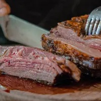 Memasak daging/copyright: unsplash/jose ignacio pompe