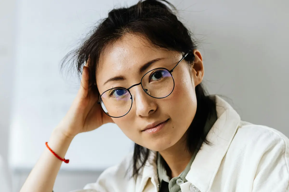 perempuan bekerja mandiri bahagia dewasa