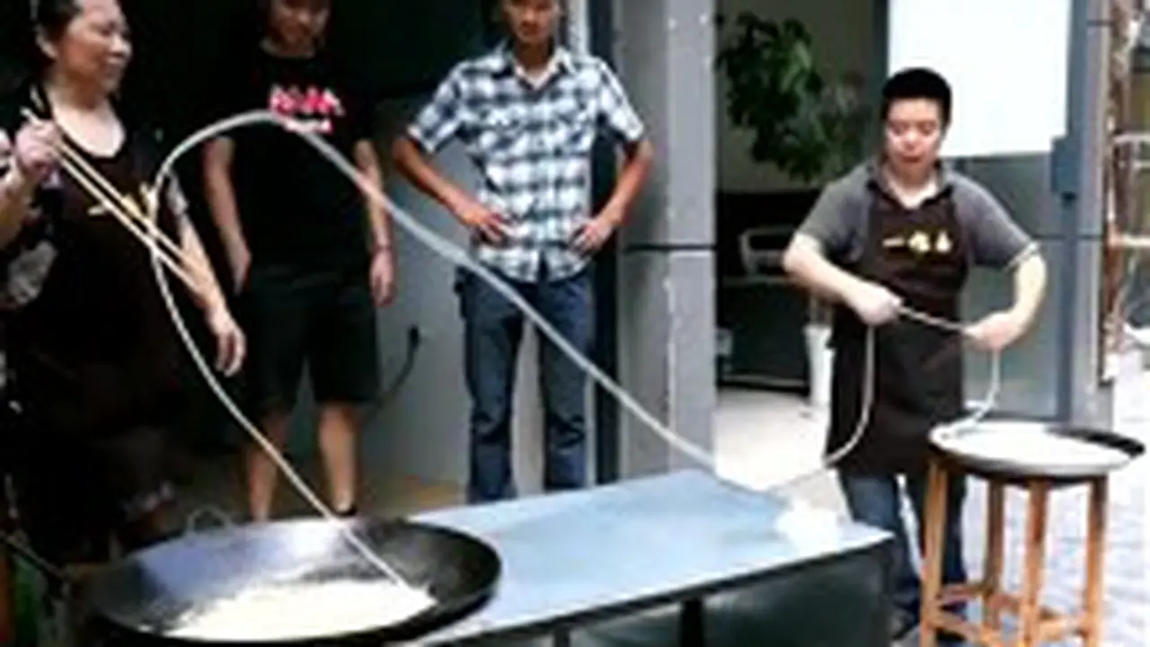 Buat Mi Sepanjang 60 Meter, Koki Ini DIkerumuni Seperti Selebriti