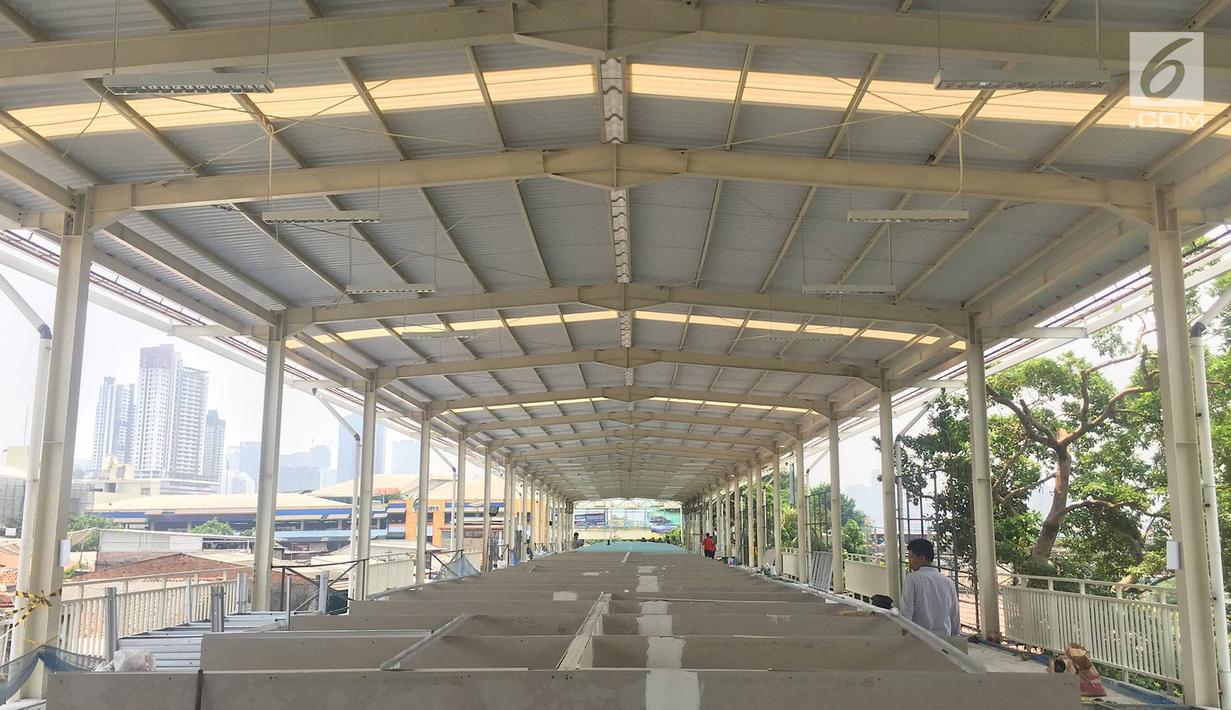 Suasana skybridge atau JPM Tanah Abang di Jakarta, Senin (15/10). Jembatan multi guna tersebut telah dilakukan soft launching, dengan terlebih dulu menempatkan 100 pedagang kaki lima berjualan di skybridge tersebut. (Liputan6.com/Immanuel Antonius)