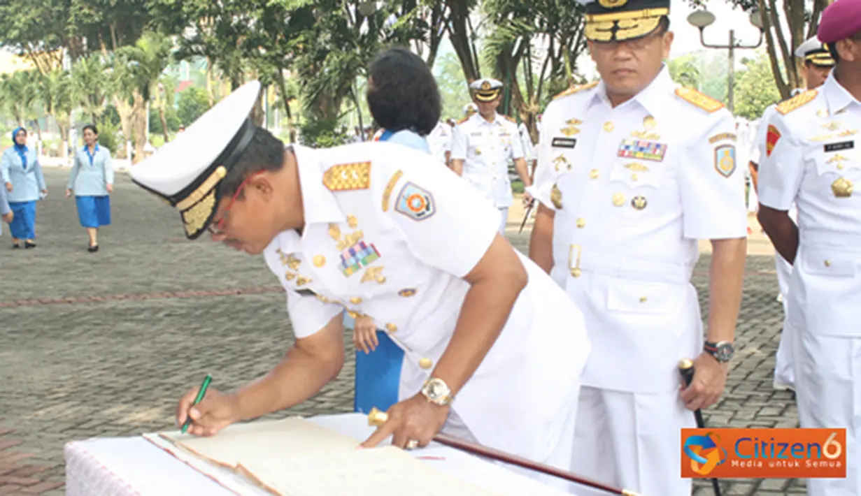 Citizen6, Surabaya: Komandan Komando Pengembangan dan Pendidikan Angkatan Laut (Dankobangdikal) Laksda TNI Sadiman, melaksanakan ziarah ke Taman Makam Pahlawan 10 November Surabaya, Jumat (4/5). (Pengirim: Penkobangdikal)