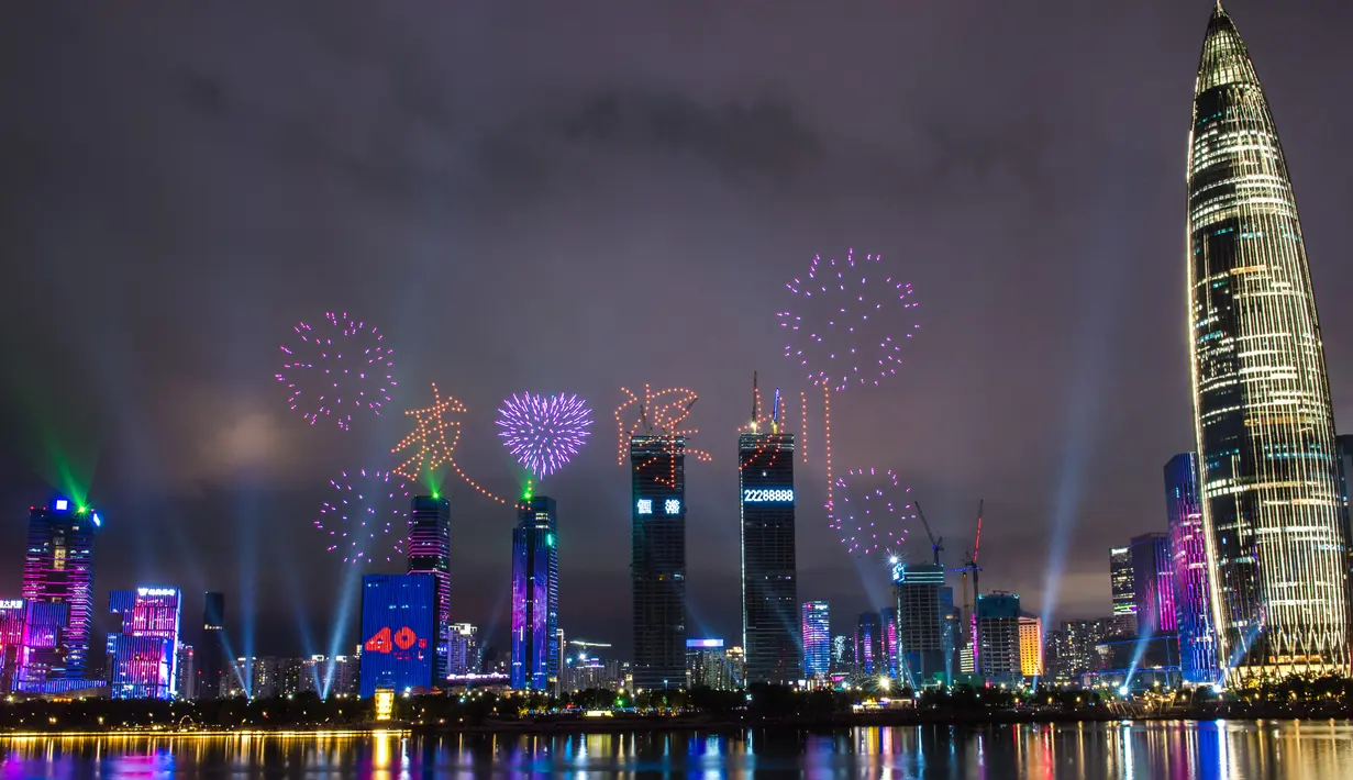 Foto pada 26 Agustus 2020 menampilkan pertunjukan cahaya yang digelar di Shenzhen, Provinsi Guangdong, China. Pertunjukan cahaya tersebut digelar dalam rangka memperingati 40 tahun pembentukan Zona Ekonomi Khusus Shenzhen. (Xinhua/Mao Siqian)