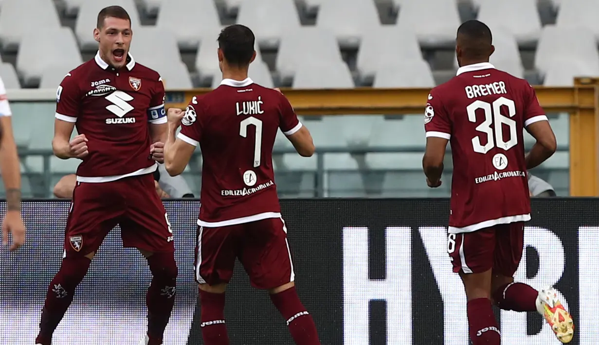 Penyerang Torino, Andrea Belotti (kiri) berselebrasi usai mencetak gol lewat titik penalti ke gawang Lazio pada pertandingan lanjutan Liga Serie A Italia di stadion Olimpiade di Turin (30/6/2020). Lazio menang tipis atas Torino 2-1. (AFP Photo/Isabella Bonotto)