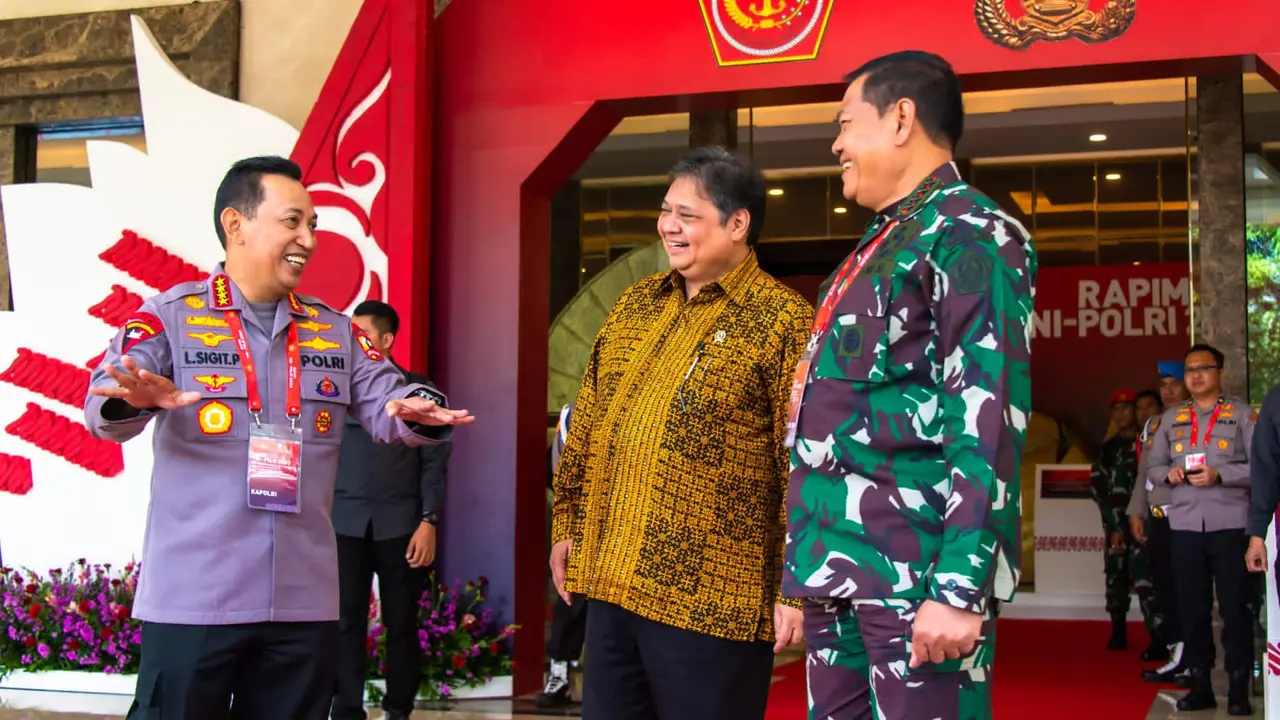 Menteri Koordinator Bidang Perekonomian Airlangga Hartarto dalam Rapim TNI – POLRI 2023 yang bertema “TNI-POLRI Siap Mendukung Peningkatan Produktivitas untuk Transformasi Ekonomi yang Inklusif dan Berkelanjutan”, di Jakarta, Rabu (8/2/2023).