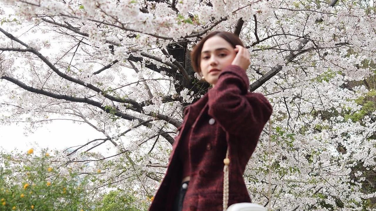 Potret Cantik Syifa Hadju di Jepang, Outfitnya Maroon Bikin Kulit Makin Bersinar