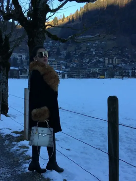 Syahrini nampak siap untuk menyambut awal yang baru di tahun 2016. Namun sebelum itu pelantun ‘Sesuatu’ ini tak ingin melewatkan pagi yang tenang dan indah di Swiss. (via instagram/@princessyahrini)