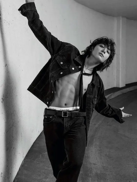 Tampil dengan rambut long bob, Jungkook BTS unjuk perut sixpack-nya mengenakan Genderless Denim Jacket dan celana denim. [Dok/Calvin Klein]
