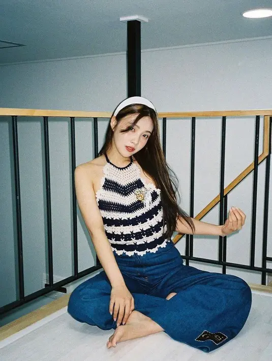 Joy Red Velvet tampil manis dengan crochet backless halter top dan celana cutbray. Kesan vintage Joy semakin diperkuat dengan bandana putih sebagai aksesori rambut. (Instagram_imyour_joy).