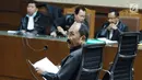 Terdakwa dugaan menghalangi penyidikan KPK, Fredrich Yunadi saat mengikuti sidang lanjutan di Pengadilan Tipikor, Jakarta, Kamis (22/2). Sidang mendengar jawaban jaksa atas eksepsi terdakwa. (Liputan6.com/Helmi Fithriansyah)