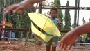 Sejumlah anak anak bermain layangan koang di kawasan Ciledug, Kota Tangerang, Sabtu (9/8/2023). (Liputan6.com/Angga Yuniar)