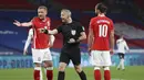 Pemain Polandia memprotes keputusan wasit Bjorn Kuipers yang memberi hadiah penalti untuk Inggris dalam laga lanjutan Kualifikasi Piala Dunia 2022 Zona Eropa Grup I di Wembley Stadium, London, Rabu (31/3/2021). Polandia kalah 1-2 dari Inggris. (AP/Catherine Ivill/Pool)