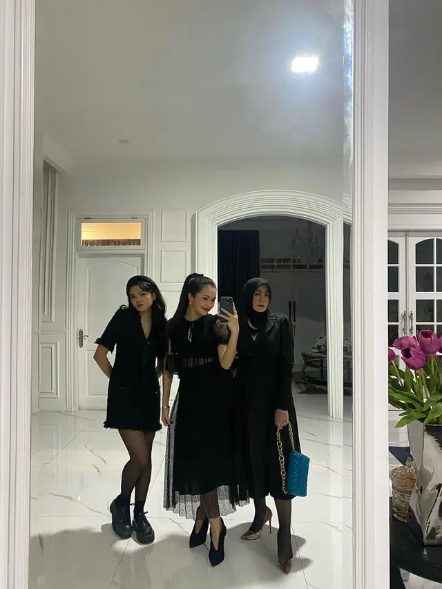 Beby Tsabina bersama keluarga (Foto: Instagram/@bebytsabina)