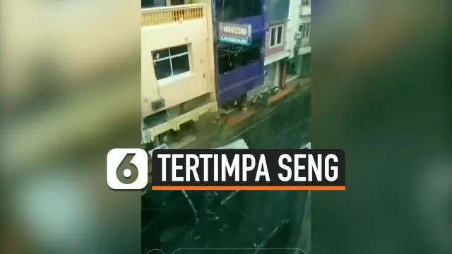 VIDEO: Detik-Detik Pengendara Motor Tertimpa Seng Terbang