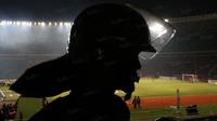 Polisi saat mengamankan suporter The Jakmania di Stadion Utama Gelora Bung Karno, Jakarta. (24/6/2016). (Bola.com/Nicklas Hanoatubun)