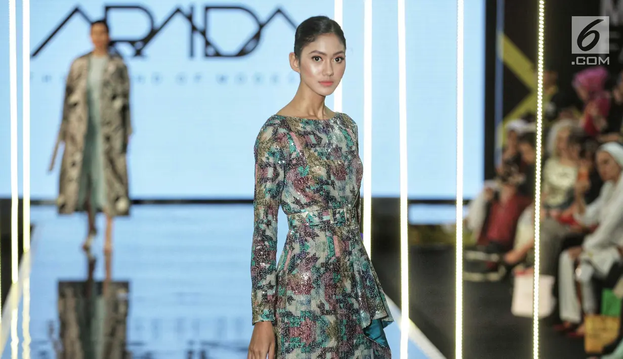 Model mengenakan busana desainer Araida dari Rusia dalam Jakarta Modest Fashion Week di Gandaria City, Jakarta, Kamis (26/7). Ajang fashion bergengsi ini diselenggarakan mulai 26-29 Juli 2018. (Liputan6.com/Faizal Fanani)