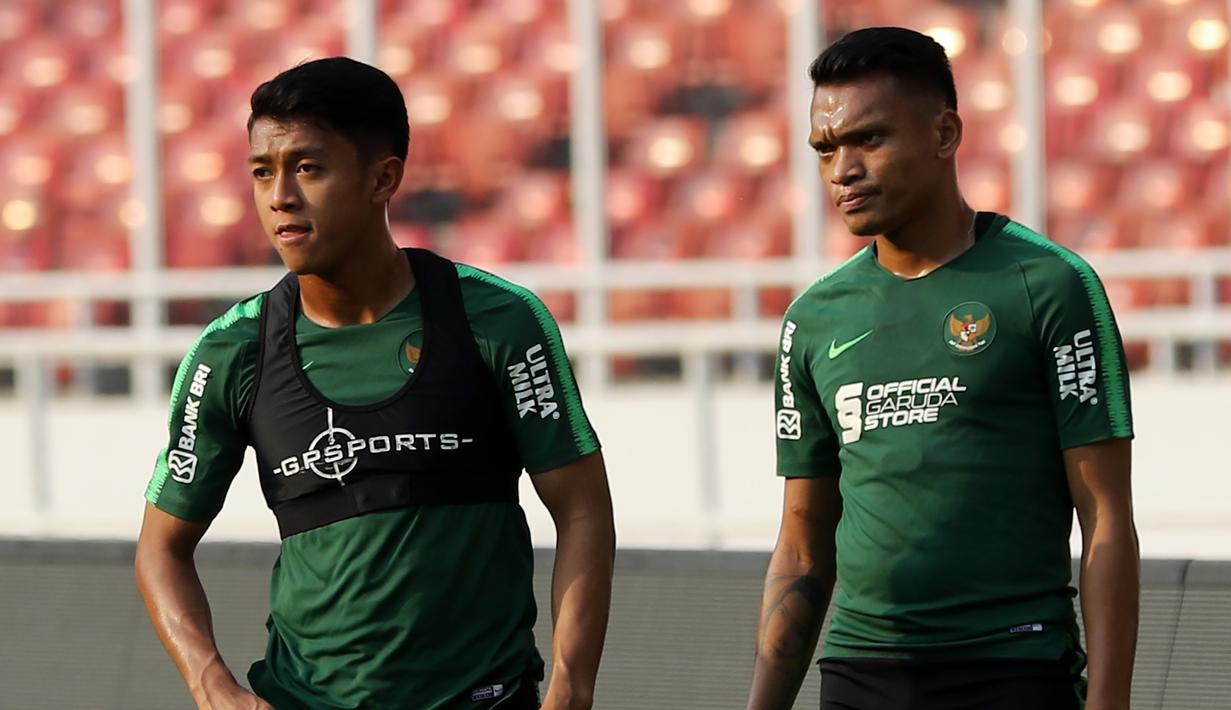 Pemain Timnas Indonesia, Febri Hariyadi dan Ferdinand Sinaga, saat latihan jelang laga kualifikasi Piala Dunia 2022 di SUGBK, Jakarta, Minggu (8/9). Indonesia akan berhadapan dengan Thailand. (Bola.com/M Iqbal Ichsan)