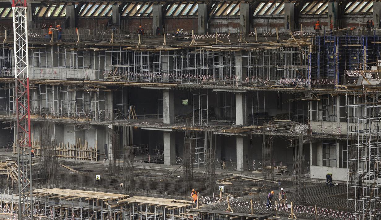 Pekerja saat membangun bagian dalam stadion Luzhniki, Moskow, Rusia, Kamis, (9/7/2015). Stadion ini pun pernah menjadi tempat Olimpiade Musim Panas 1980. (REUTERS/Maxim Shemetov)