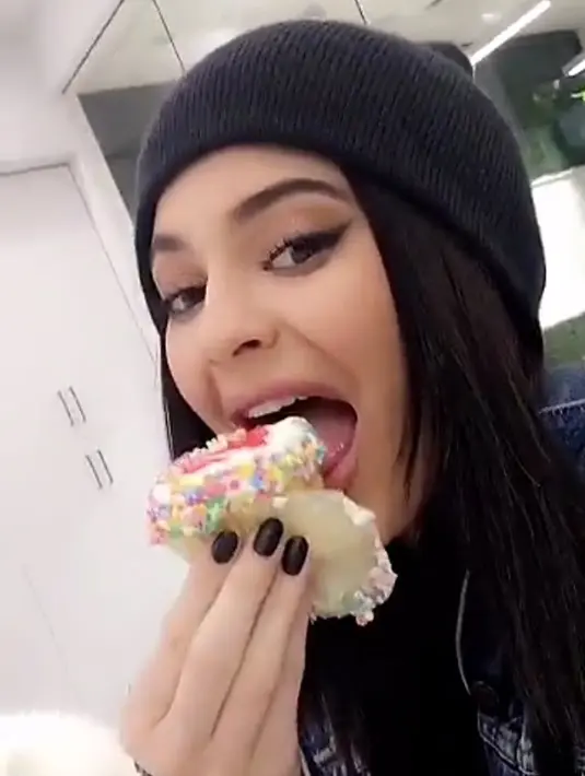Dilansir dari HollywoodLife, Kylie Jenner sepertinya kesulitan untuk diet dan dirinya sering banget ngidam makanan manis dan kudapan tak sehat. (Youtube)