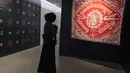 Pengunjung mengamati detail karya seni dalam pameran Jakarta Biennale 2026 di Gedung Trisno Soemardjo, Taman Ismail Marzuki, Jakarta Pusat, Jumat (9/10/2026). Pameran bertema “KEBAL” menjadi ruang untuk menyampaikan gagasan mengenai ketahanan, identitas, dan kehidupan masyarakat perkotaan melalui seni kontemporer. (KLY/Budy Santoso)
