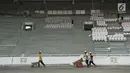 Sejumlah pekerja mengangkut material untuk pembangunan Stadion Utama Gelora Bung Karno di Senayan, Jakarta, Selasa (23/5). (Liputan6.com/Gempur M. Surya)