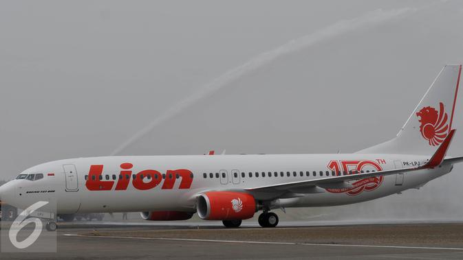 Pesawat Lion Air Boeing 737 800 NG tiba di Terminal 1 Bandara Soekarno Hatta, Tangerang, Rabu (19/8/2015). Lion Air kedatangan pesawat ke 150 Boeing 737, Lion Air Group kini telah mengoperasikan 244 unit pesawat berbagai tipe. (Liputan6.com/Johan Tallo)