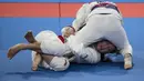 Atlet ju-jitsu Indonesia, Simone Julia, saat melawan atlet Mongolia, Udval Tsogkhuu, pada perebutan perunggu Asian Games XVIII di JCC Senayan, Jakarta, Sabtu (25/8/2018). Kalah, dirinya gagal mendapatkan medali. (Bola.com/Vitalis Yogi Trisna)