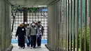 Para tahanan mengenakan masker berjalan di Penjara Taipei di Kota Taoyuan, Taiwan utara (10/3/2020). Lebih dari 4.000 orang telah meninggal dan lebih dari 110.000 telah terinfeksi virus corona di seluruh dunia. (AFP/Sam Yeh)