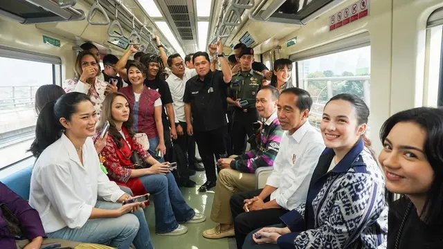 Presiden Jokowi didampingi Menteri BUMN Erick Thohir bersama para artis melakukan uji coba LRT