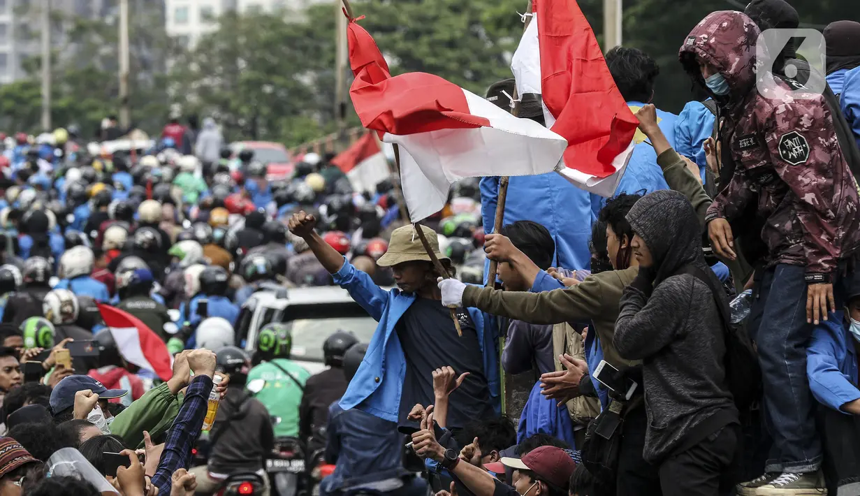 Mahasiswa membawa bendera Merah Putih saat konvoi menuju Gedung DPR/MPR, Jakarta, Kamis (8/10/2020). Mahasiswa ini rencananya akan menggelar aksi menolak UU Cipta Kerja. (Liputan6.com/Johan Tallo)