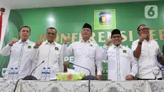 Plt Ketua Umum DPP Partai Persatuan Pembangunan (PPP) Muhamad Mardiono (tengah) usai memberikan keterangan terkait hasil gugatan perselisihan hasil pemilihan umum (PHPU) atau sengketa hasil Pilpres 2024 di Jakarta, Rabu (22/5/2024). (Liputan6.com/Angga Yuniar)