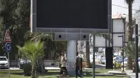 Beberapa layar iklan LED di Baghdad, Irak yang biasanya menampilkan iklan perlengkapan rumah tangga atau kandidat politik sebelum pemilu dimatikan pada Minggu pagi. (Ahmad Al-Rubaye / AFP)