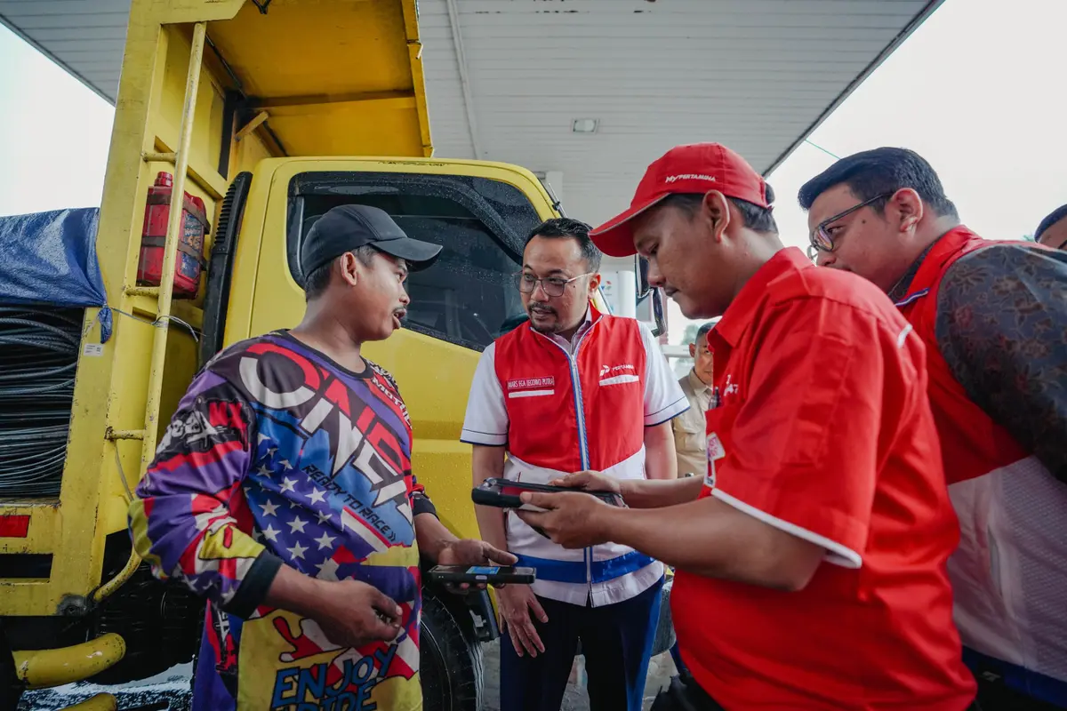 Direktur Utama Pertamina Patra Niaga, Mars Ega Legowo Putra mengunjungi SPBU 23.301.34 Noerdin Pandji dan SPBU 23.301.29 Kebun Bunga (Simpang Bandara), Palembang. (Foto: Pertamina)