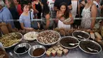 Sejumlah orang melihat jajanan yang berbahan dasar utama dari serangga, Sydney, Australia, Sabtu (28/4). Kecoa panggang, semut rasa madu, larva berlapis coklat dsb tersedia di kios tersebut. (AFP FOTO / ANDREW MURRAY )