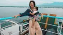 Kali ini, Andien mengajak Kawa liburan ke Laut. Di foto ini terlihat keduanya sedang berada di sebuah kapal, dan Kawa terlihat senang banget ada di gendongan ibunya. (Instagram/andienaisyah)