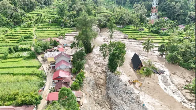 Foto udara kondisi di Maninjau 1 Januari 2025 pascabanjir bandang susulan