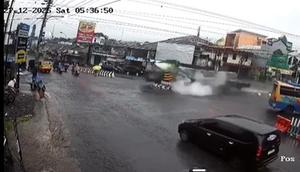 Truk Tronton Bermuatan 38 Ton Keramik Hantam Pemotor dan Tugu di Wonosobo (Tangkapan Layar CCTV)