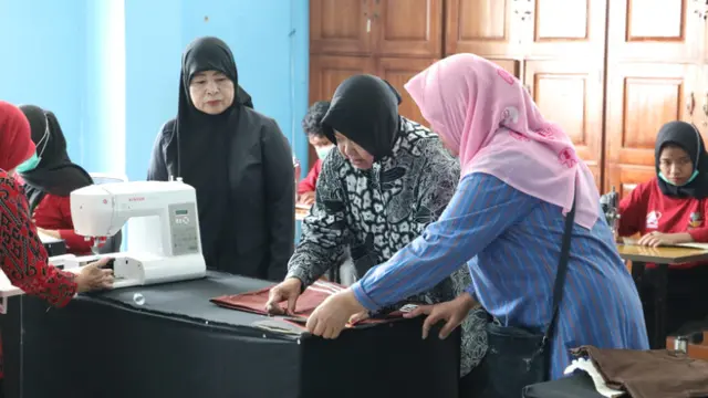Penyandang Disabilitas di Kendari Isi Momen Ramadhan dengan Pelatihan Wirausaha Bersama Mensos Risma. Foto: Kemensos.