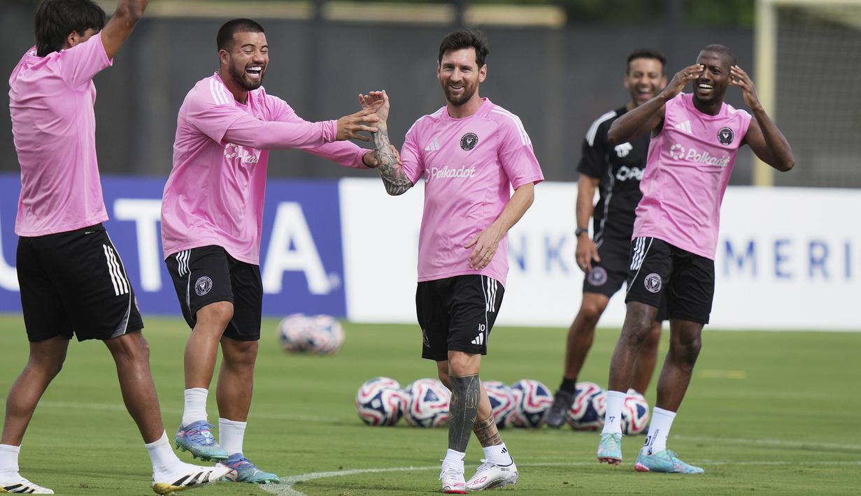 Pemain Inter Miami, Lione Messi (tengah) bercanda dengan rekan timnya dalam latihan persiapan pertandingan pembuka Piala Dunia Antarklub 2025 melawan Al Ahly di Florida Blue Training Center, Florida, Amerika Serikat, Jumat (13/06/2025) waktu setempat. (AP Photo/Lynne Sladky)