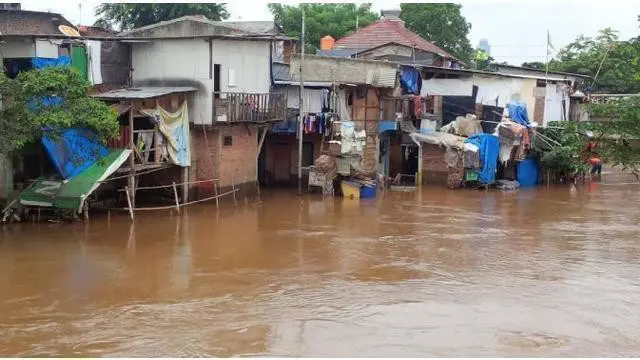  Permukiman penduduk di Kampung Pulo, Jakarta Timur, dilanda banjir hingga setinggi 150 cm. BPBD DKI Jakarta melaporkan, ada beberapa wilayah yang juga digenangi banjir, seperti Kecamatan Kramat Jati dan Kelurahan Cawang.