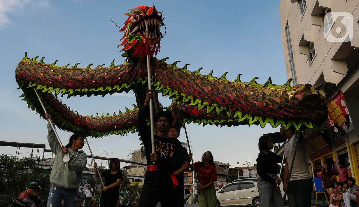 Tahun ini permintaan penampilan tarian naga liong dan barongsai mengalami peningkatan. (merdeka.com/Imam Buhori)