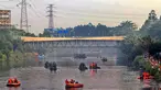 Ratusan personel gabungan TNI/ POLRI dan petugas penanganan prasarana dan sarana umum (PPSU) mengangkat sampah liar di Kanal Banjir Barat kawasan RPTRA Kalijodoh Jakarta, Sabtu , 15 Agustus 2026. (KLY/ Arie Basuki).