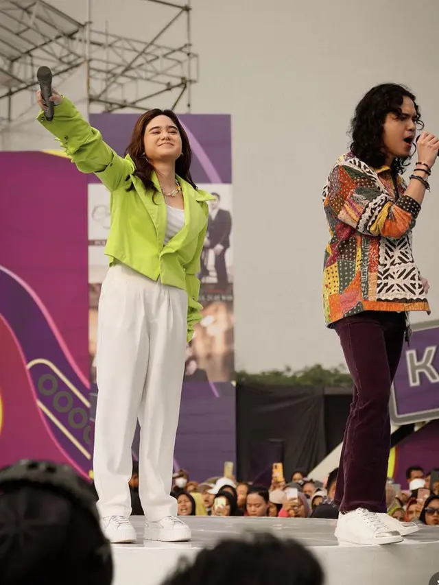 Cara styling loose pants ala Tissa Biani