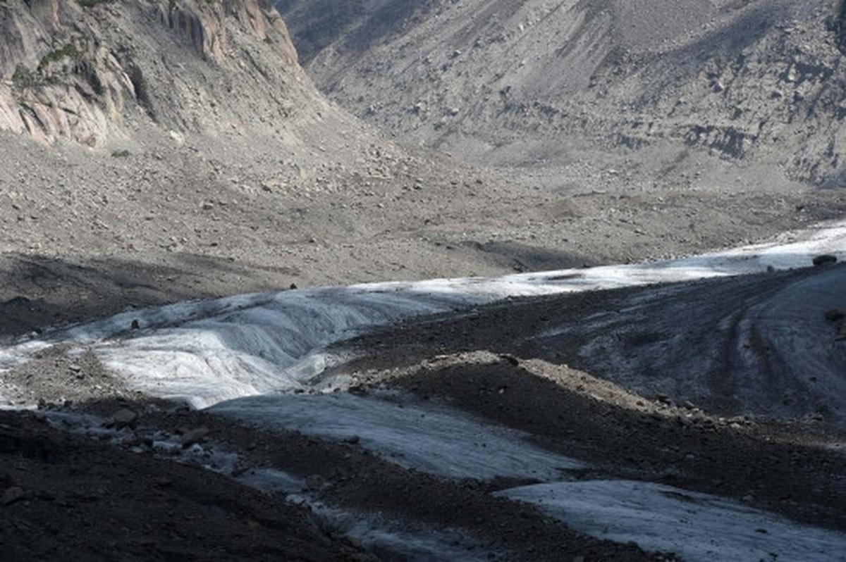 Menelusuri gua es La Grotte de glace di lereng Mont Blanc