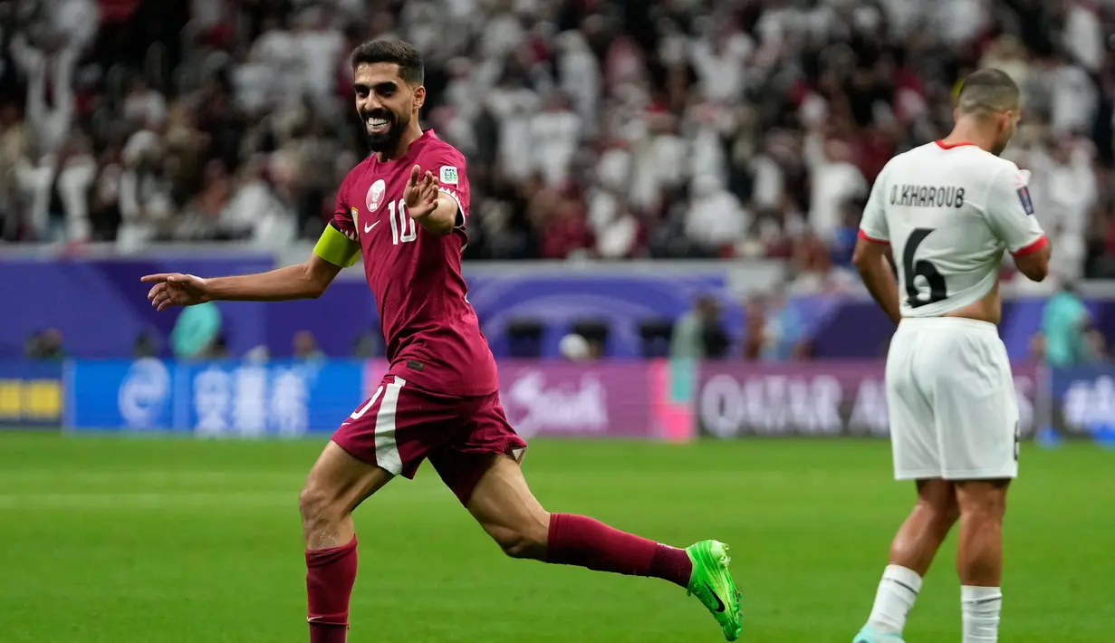 Keunggulan Palestina gagal bertahan hingga turun minum. Pada menit keenam injury time babak pertama, Hassan Al Haydos melepas tembakan dari dalam kotak penalti setelah menerima umpan Akram Afif dari sepak pojok. (AP Photo/Thanassis Stavrakis)