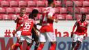 Striker FSV Mainz, Jonathan Burkardt (kiri) merayakan gol pertama FSV Mainz yang dicetaknya ke gawang Bayern Munich dalam laga lanjutan Liga Jerman 2020/2021 pekan ke-31 di Opel Arena, Mainz, Sabtu (24/4/2021). FSV Mainz menang 2-1 atas Bayern Munich. (AFP/Kai Pfaffenbach/Pool)