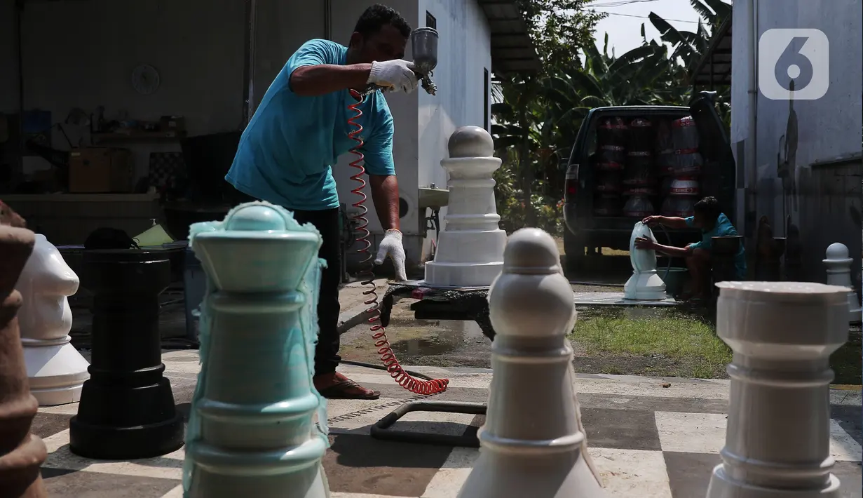 Perajin menyelesaikan pembuatan catur raksasa di Rumah Industri Catur Raksasa Indonesia di Tangerang Selatan, Jumat (29/7/2022). Sementara itu pemerintah pada tahun 2022 menetapkan plafon KUR sebesar Rp373,17 triliun sebagai upaya perluasan akses pembiayaan yang mudah dan murah bagi pelaku UMKM. (Liputan6.com/Angga Yuniar)