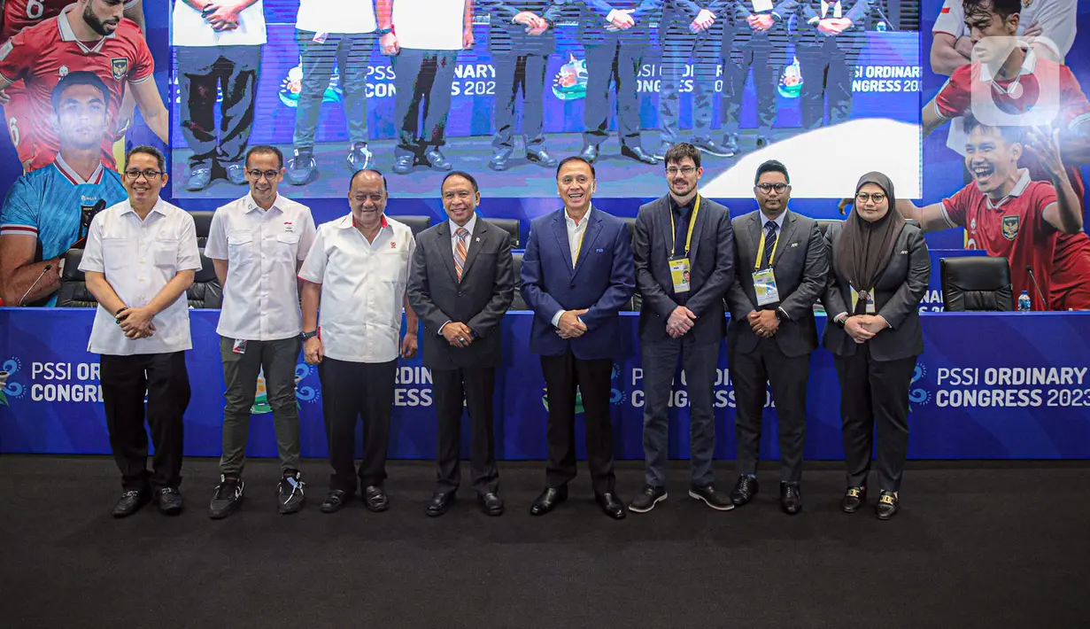 Menpora Zainudin Amali (keempat kiri) bersama Ketua Umum KONI Pusat Marciano Norman (ketiga kiri) dan Ketua Umum PSSI Mochamad Iriawan (keempat kanan) foto bersama saat pembukaan Kongres Biasa PSSI 2023 di Jakarta, Minggu (15/1/2023). Kongres Biasa PSSI 2023 membahas beberapa agenda di antaranya Komite Pemilihan (KP) dan Komite Banding Pemilihan (KBP). (Liputan6.com/Faizal Fanani)
