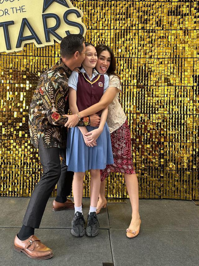 Ussy Sulistiawaty dan Andhika Pratama dampingi anak wisuda